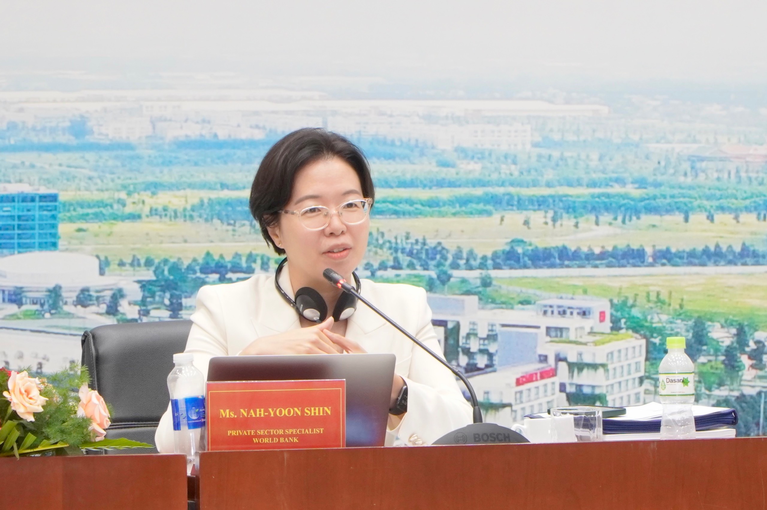 Bà Nah Yoon Shin – Chuyên gia trong lĩnh vực tư nhân của Ngân hàng Thế giới thông tin về nghiên cứu KCN sinh thái của WB tại Bình Dương phát biểu tại hội thảo.